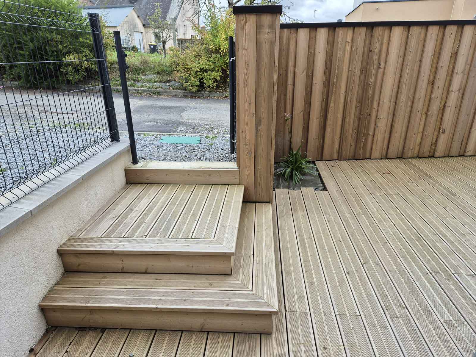 amenagement-terrasse-exterieure-bois-cloture-pose-parquet