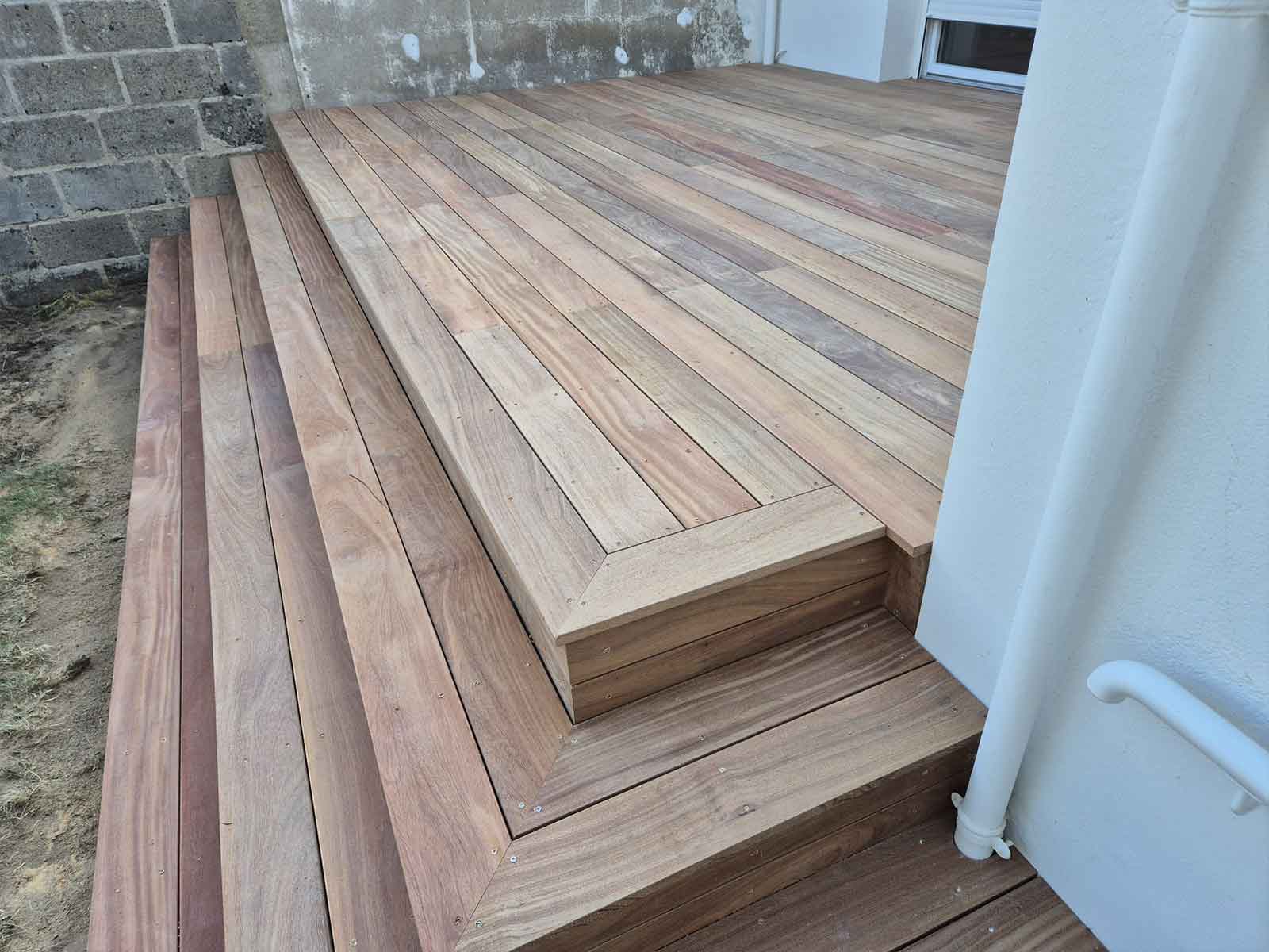 installation-bois-brut-terrasse-escalier-sur-pilotis
